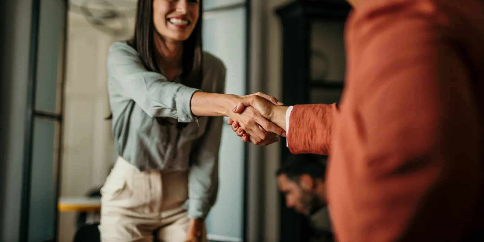 Handschlag mit festem Ansprechpartner