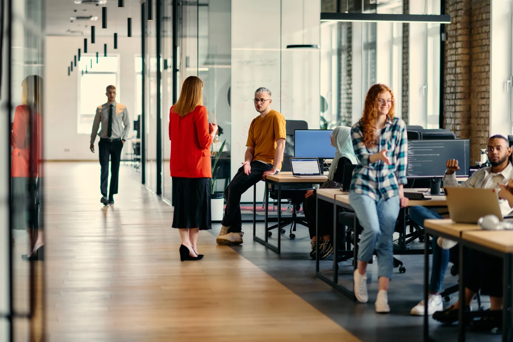 Modernes Büro: Team arbeitet zusammen